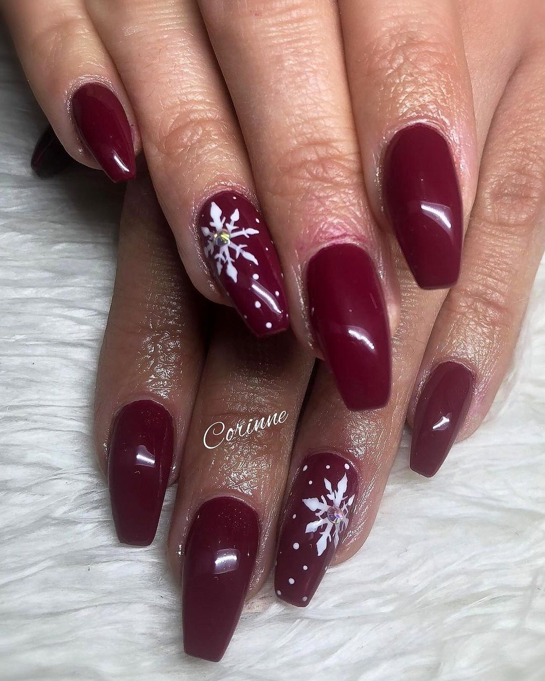 Inspírate con estas ideas para una manicura de color granate