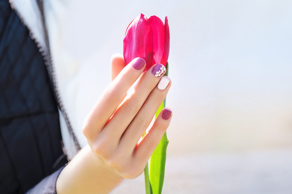 La manicura preferida de Barbie uñas fucsias y blancas