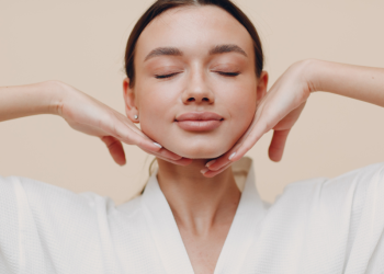 Estos son algunos de los mejores ejercicios de yoga facial