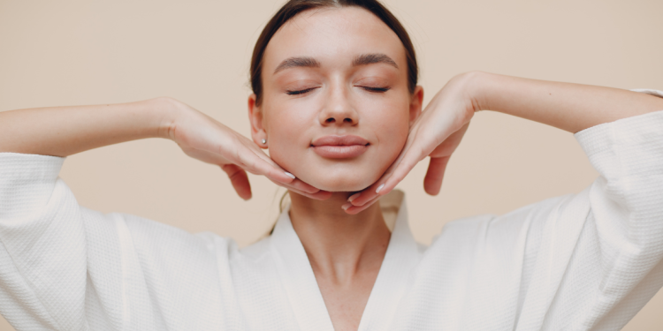 Estos son algunos de los mejores ejercicios de yoga facial