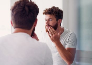 Te contamos por qué aparece caspa en la barba y cómo prevenirla.