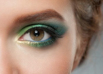 Toma nota de las mejores ideas de un maquillaje para un vestido verde.