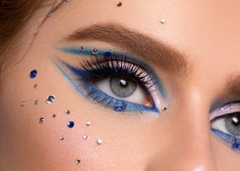 Ideas de maquillajes para combinar con un vestido azul