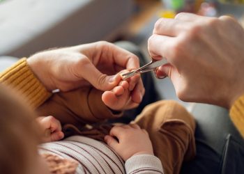 Te contamos cuándo y cómo debes cortar las uñas de los bebés