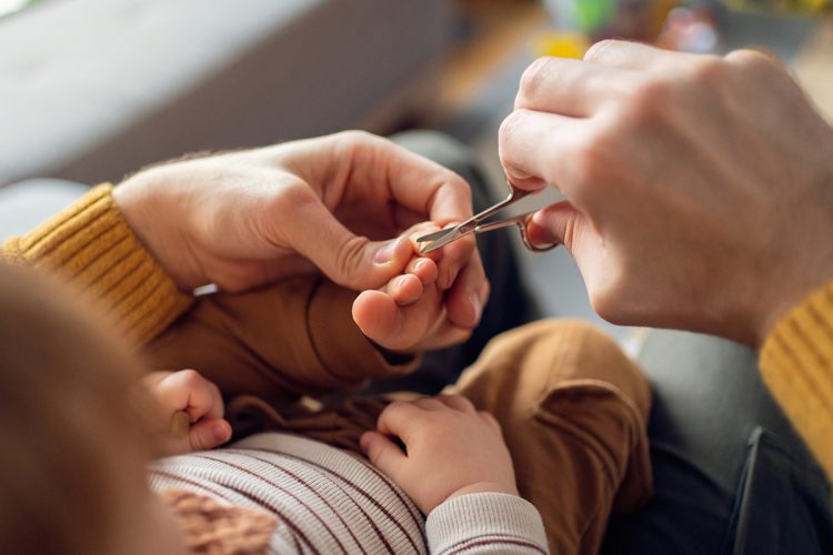 Te contamos cuándo y cómo debes cortar las uñas de los bebés