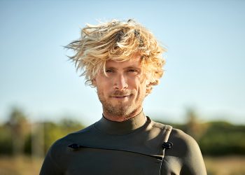 Estos son los mejores trucos para las mechas rubias para hombre.