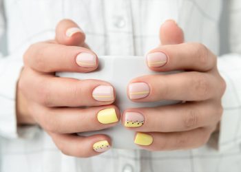 Estas ideas de uñas amarillo pastel triunfan