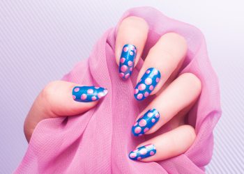 Para una manicura con altura, combina fucsia y azul en tus uñas