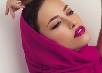 Si llevas un vestido fucsia, te decimos cómo combinar tu maquillaje