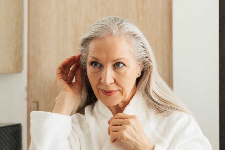 Adiós al pelo amarillo con estos champús para pelo blanco