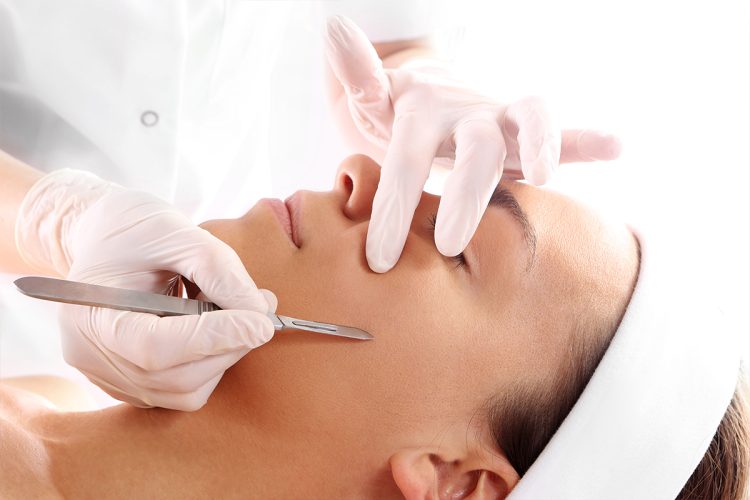 el dermaplaning se ha puesto de moda. Te contamos todo lo que deberías saber