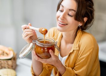 Te contamos los beneficios de la mascarilla miel y canela