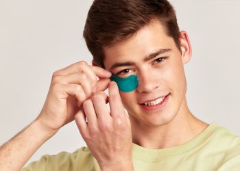 Cómo combatir ojeras hombres: trucos y productos