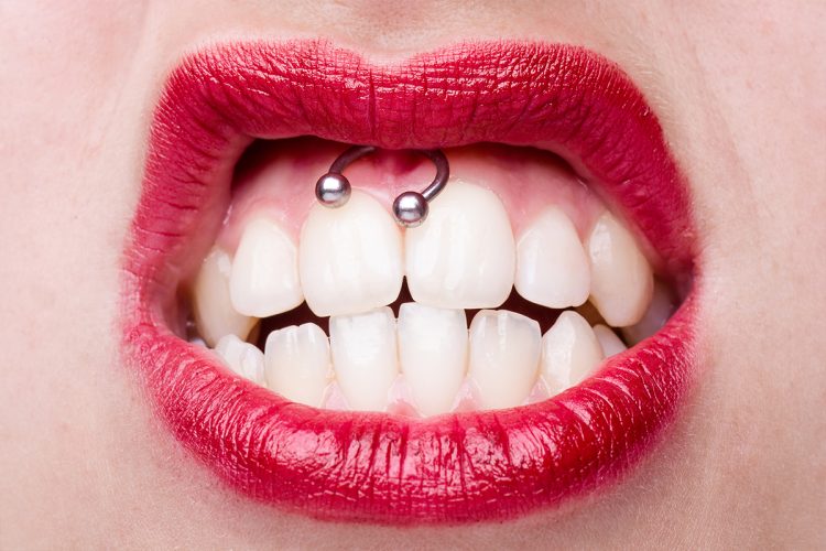 Cuidados necesarios para tu piercing smiley