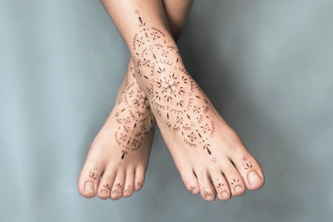 Inspírate con estas ideas de tatuajes en tobillos y pies