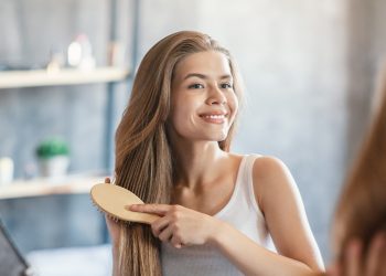 Llevar el pelo liso sin plancharlo: paso a paso y productos