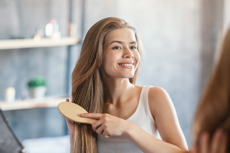 Llevar el pelo liso sin plancharlo: paso a paso y productos