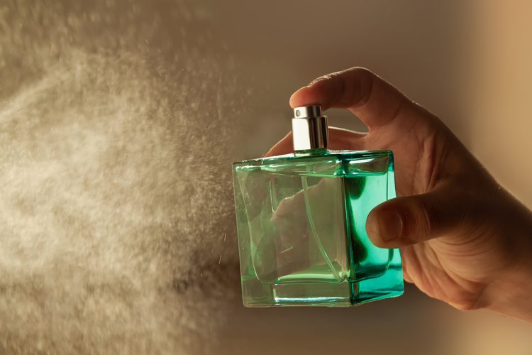 Te contamos cuáles son los mejores perfumes para hombres con una fragancia suave