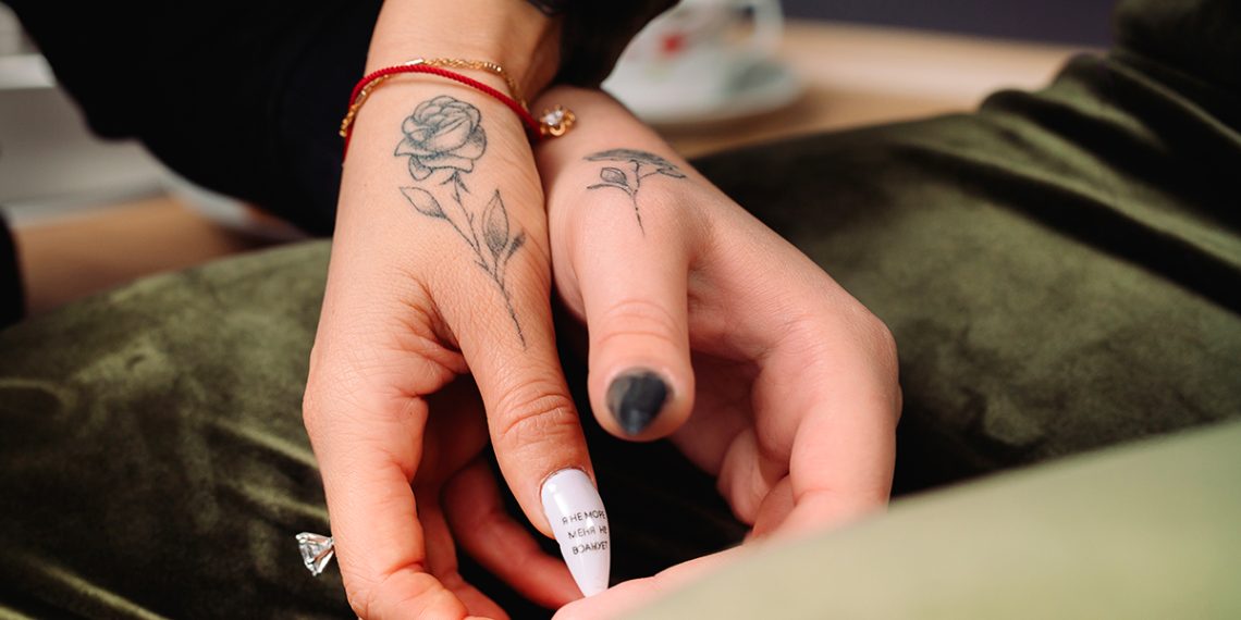 Te contamos cuáles son las mejores ideas de tatuajes en las manos para mujeres