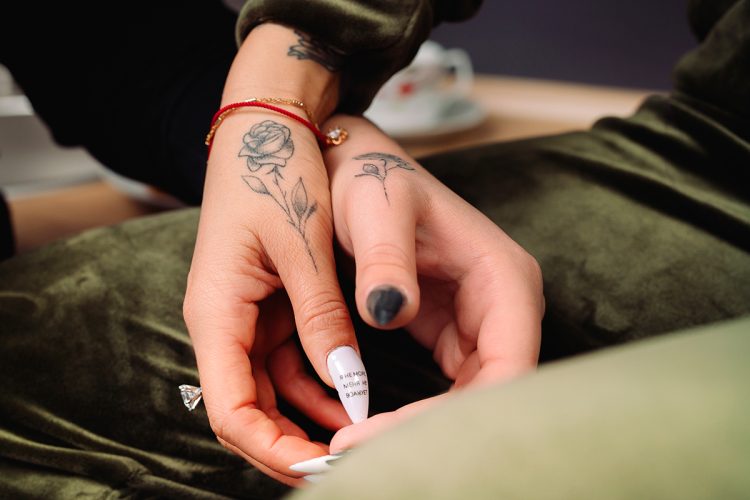 Te contamos cuáles son las mejores ideas de tatuajes en las manos para mujeres