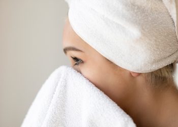 Caspa de tus cejas: productos para eliminarla