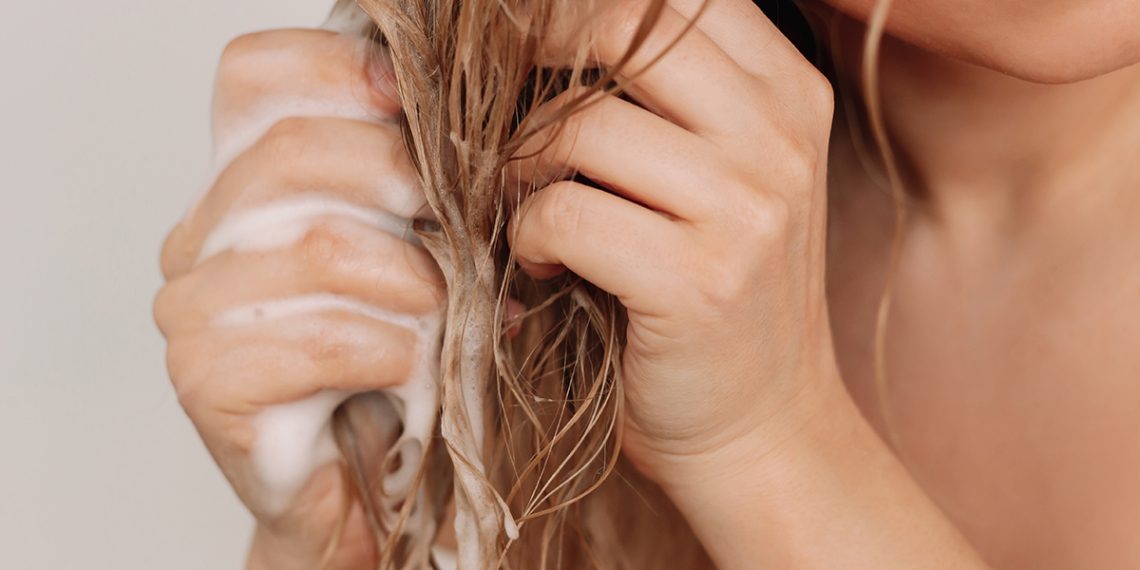 Te contamos en qié consiste la doble limpieza del cabello.