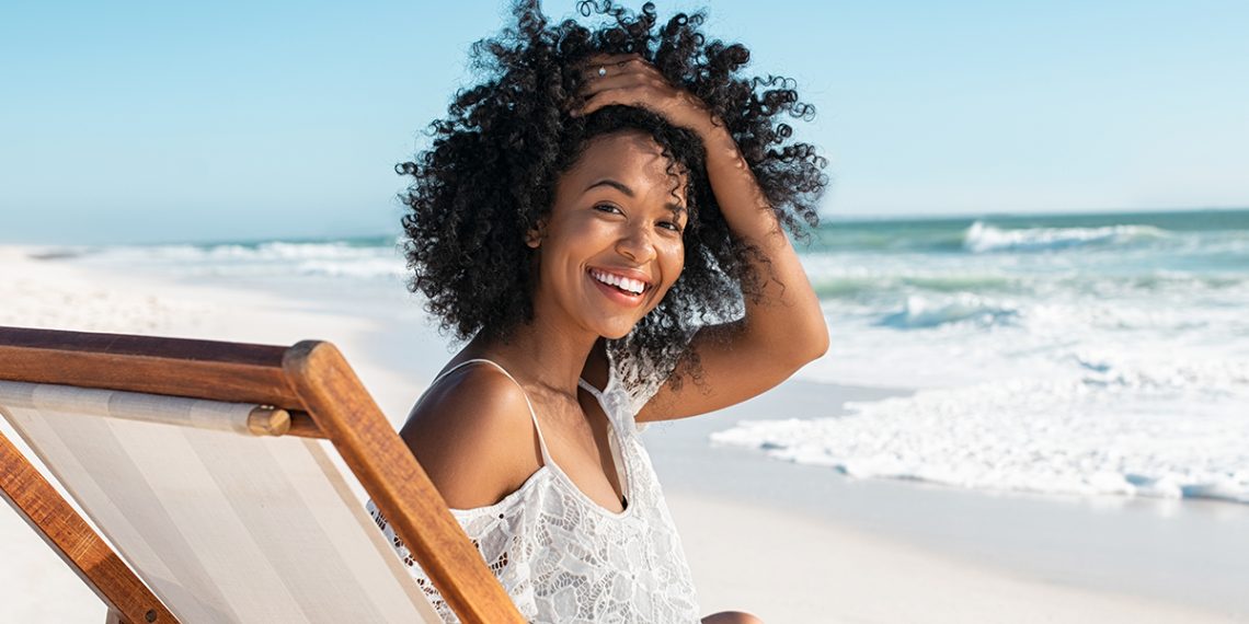 ¿Día de playa? Esta es la rutina definitiva para hidratar de nuevo tu cabello