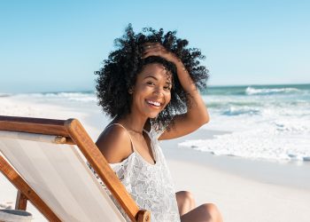 ¿Día de playa? Esta es la rutina definitiva para hidratar de nuevo tu cabello