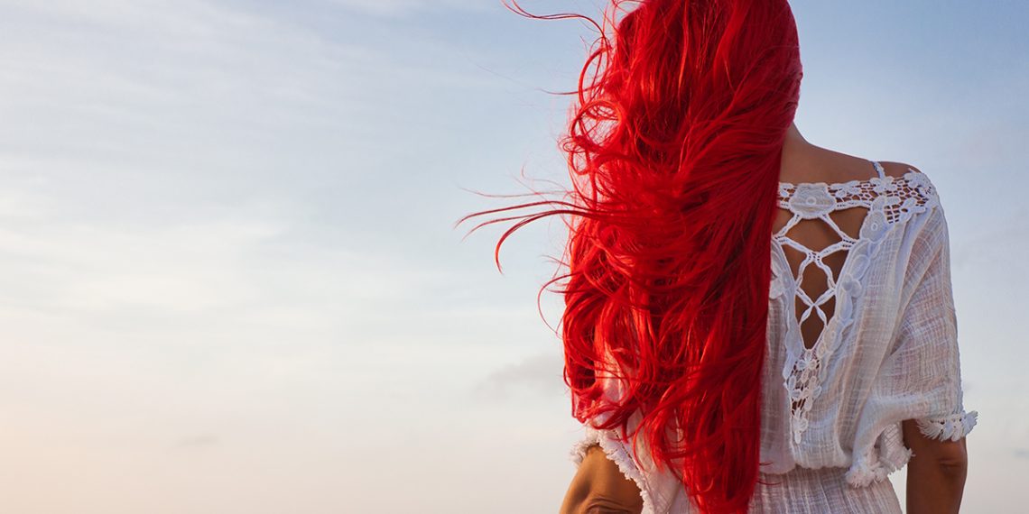 Cómo cuidar tu pelo teñido en la playa