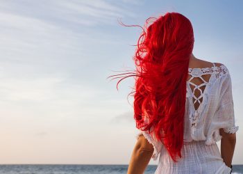 Cómo cuidar tu pelo teñido en la playa