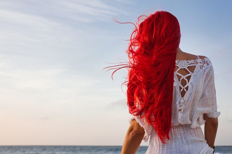 Cómo cuidar tu pelo teñido en la playa