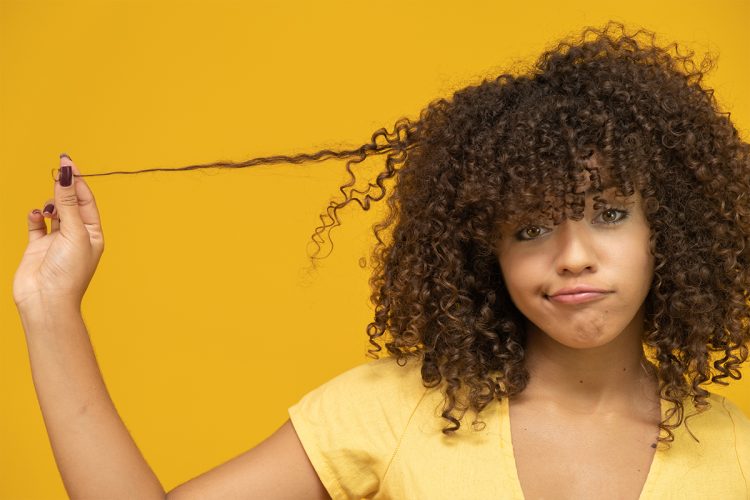 Cómo secar el pelo rizado