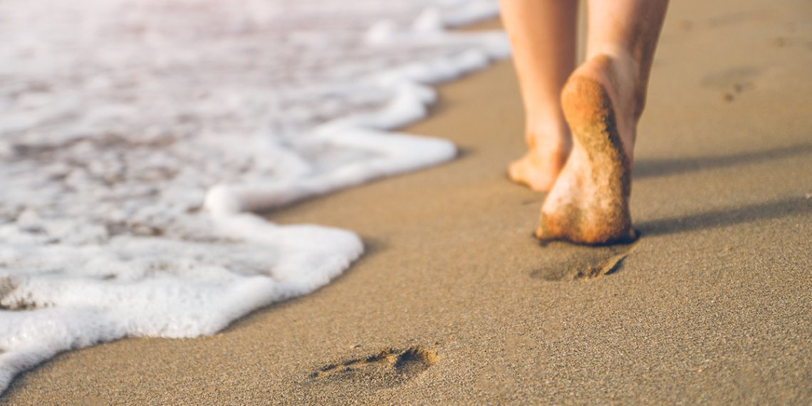 Es más, puede que no lo sepas, pero andar y correr por la playa ofrece mayores beneficios