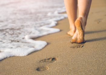 Es más, puede que no lo sepas, pero andar y correr por la playa ofrece mayores beneficios