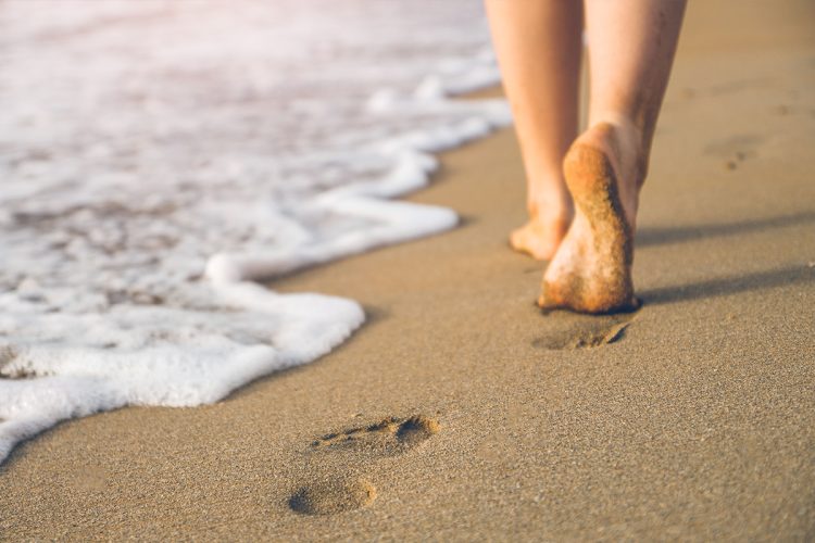 Es más, puede que no lo sepas, pero andar y correr por la playa ofrece mayores beneficios