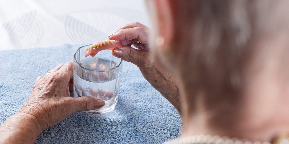 Cuidado de tu dentadura postiza: los mejores productos