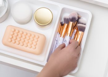 Cómo guardar tus brochas y esponjas de maquillaje