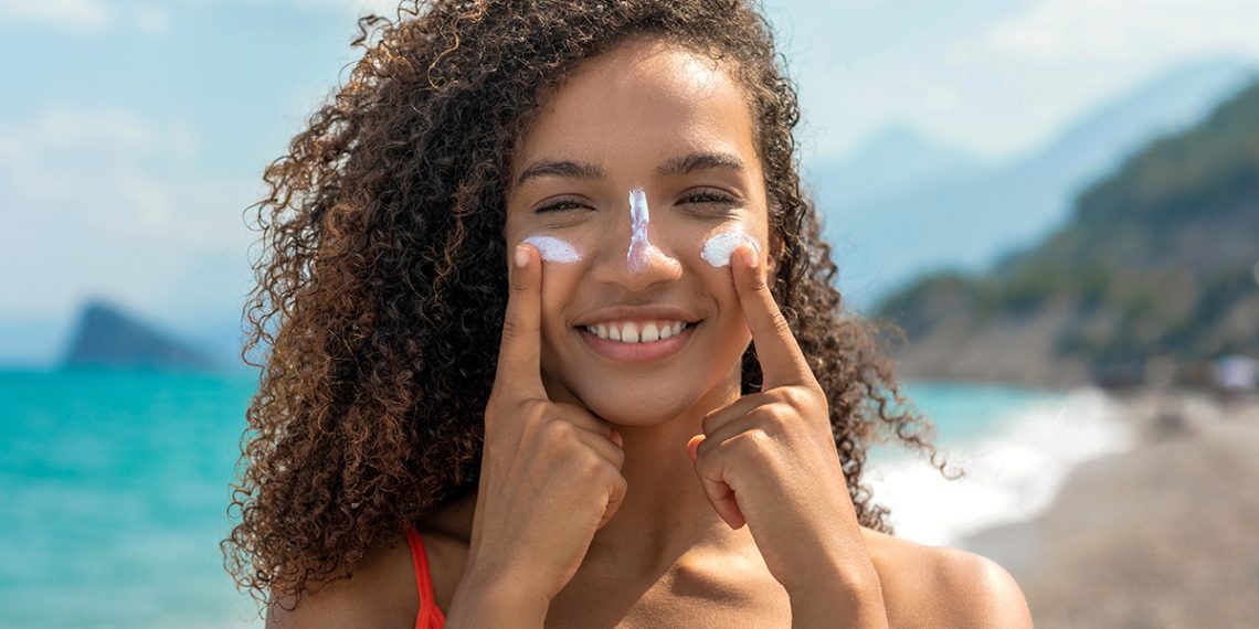 Si tienes, has de cuidarla muy bien, sobre todo, usando un buen protector solar para piel con rosácea. Te contamos cuáles son los mejores que puedes encontrar en Primor.