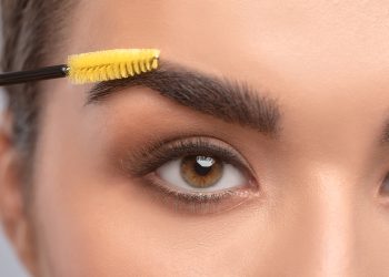 Estamos hablando del gel de cejas, esa herramienta versátil que nos ayuda a definir,