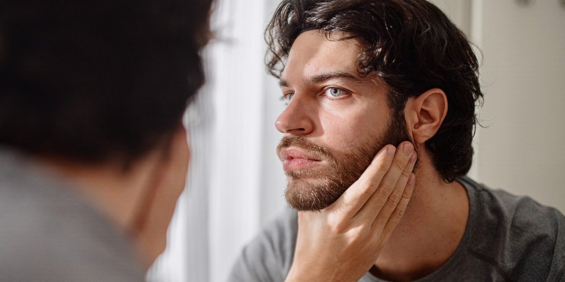 Te contamos cuáles son los mejores productos para eliminar bolsas de los ojos en hombres.