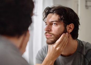 Te contamos cuáles son los mejores productos para eliminar bolsas de los ojos en hombres.