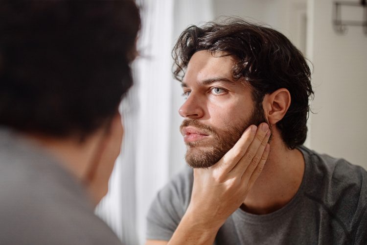 Te contamos cuáles son los mejores productos para eliminar bolsas de los ojos en hombres.