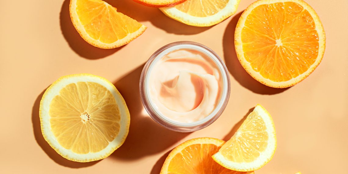 Mejores cremas con vitamina C para mujeres de más de 50