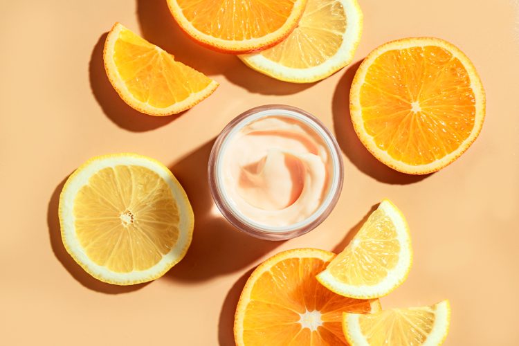 Mejores cremas con vitamina C para mujeres de más de 50