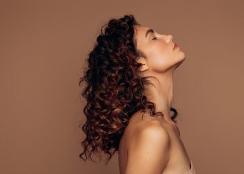 Te contamos cuál es la mejor utina de cuidado del cabello en otoño.