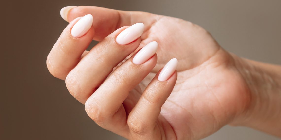 Te contamos cuáles son las mejores ideas de uñas con forma de almendra.