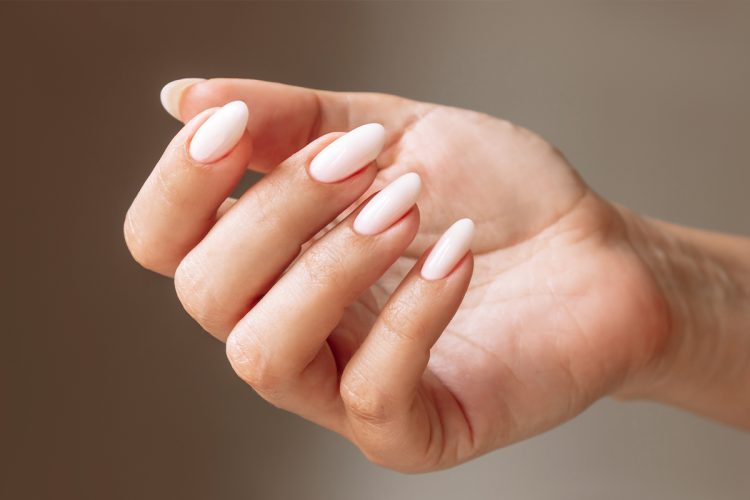 Te contamos cuáles son las mejores ideas de uñas con forma de almendra.