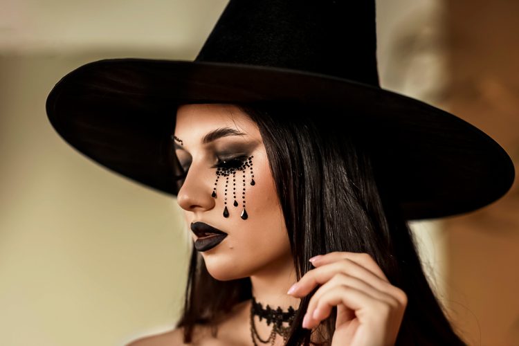 Cómo hacer un maquillaje de bruja para Halloween