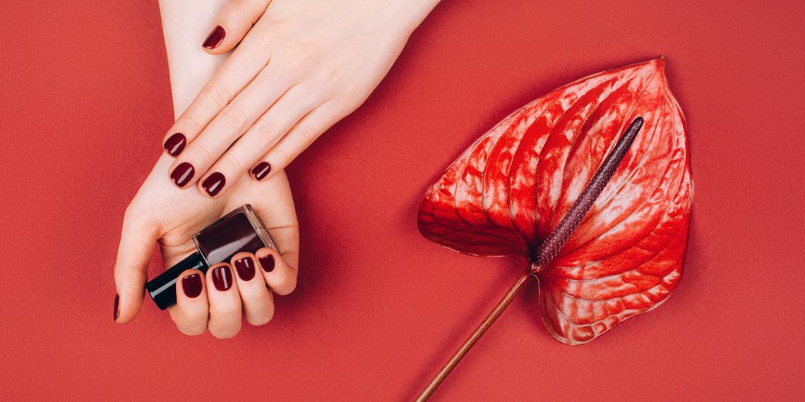 La manicura black cherry es una tendencia en auge esta temporada.