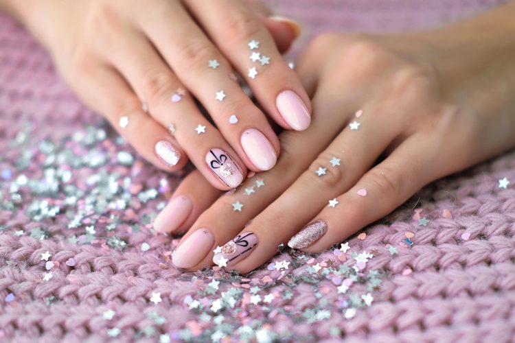 Manicura brillante para Nochevieja: según atuendo y personalidad